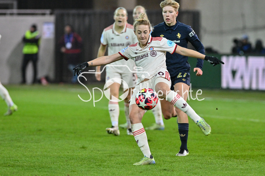 FC Bayern München Frauen - Juventus Turin Frauen | Carolin SIMON (FC Bayern München Frauen #30) klaert im eigenen Strafraum / Womens Champions League: FC Bayern Frauen - Juventus FC, FC Bayern Campus am 12.12.2024