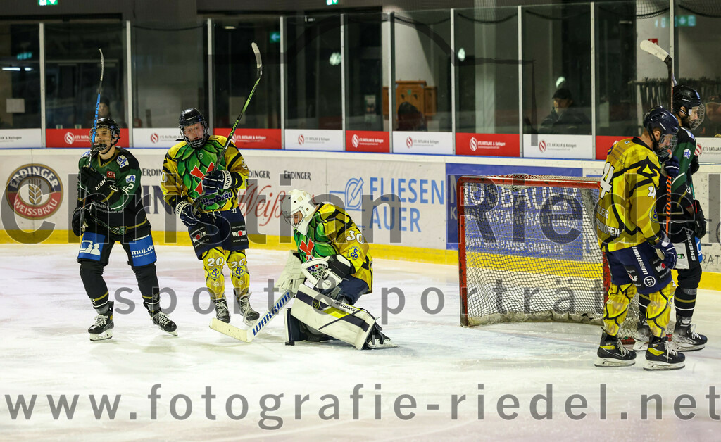 2022-12-16_086_TSV_Erding_gegen_EC_Pfaffenhofen | Erding, Deutschland, 16.12.2022:
Eishockey, Bayernliga 2022 / 2023, 21. Spieltag, TSV Erding gegen EC Pfaffenhofen, Endergebnis: 14:1

Dominik Wagner (Erding Gladiators, #12), Jeremy Eisenhofer (EC Pfaffenhofen, #20), Torwart Hannes Kiefer (EC Pfaffenhofen, #30), Quirin Oexler (EC Pfaffenhofen, #4), Florian Zimmermann (Erding Gladiators, #5)

Foto: Christian Riedel / fotografie-riedel.net