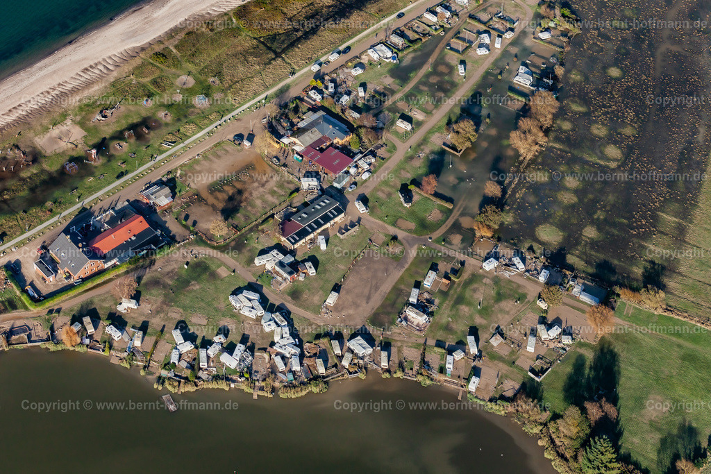 PLB_6525mod_Langballigau_120x80 | LUFTBILD. Langballigau - zerstörter Campingplatz. __ Nach dem Ost-Sturm. Überflutete Stellplätze und Häuser und Wiesen. - Realisiert mit Pictrs.com