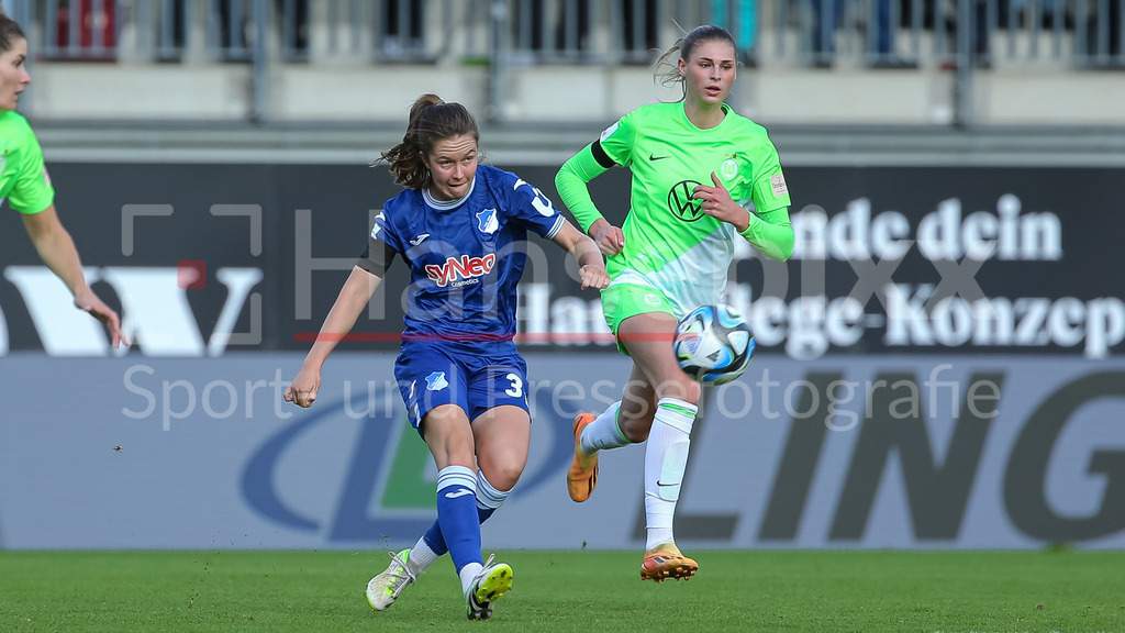 Fussball, Google Pixel Frauen-Bundesliga, VfL Wolfsburg - TSG 1899 Hoffenheim | v.li.: Jana Feldkamp (TSG 1899 Hoffenheim, 31) und Jule Brand (VfL Wolfsburg, 29) im Zweikampf, Duell, Dynamik, Aktion, Action, Spielszene, DIE DFB-RICHTLINIEN UNTERSAGEN JEGLICHE NUTZUNG VON FOTOS ALS SEQUENZBILDER UND/ODER VIDEOÄHNLICHE FOTOSTRECKEN. DFB REGULATIONS PROHIBIT ANY USE OF PHOTOGRAPHS AS IMAGE SEQUENCES AND/OR QUASI-VIDEO.