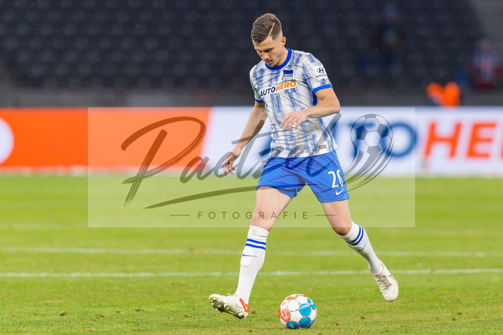 HERBOC20220204_029 | Fussball, Herren: Marc Oliver Kempf (Hertha BSC) in Aktion, am Ball, Einzelaktion bei dem Spiel der 1. Bundesliga zwischen Hertha BSC und VfL Bochum im Olypiastadion am 04.02.2022 in Berlin, Deutschland.DFB / DFL REGULATIONS PROHIBIT ANY USE OF PHOTOGRAPHS AS IMAGE SEQUENCES AND/OR QUASI-VIDEO. - Realisiert mit Pictrs.com