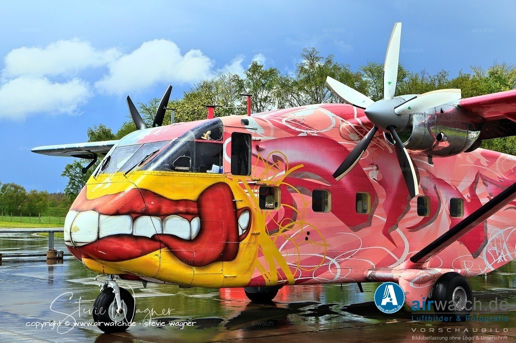 Flying Shoebox - Short S.C.7 Skyvan auf dem Flugplatz Husum-Schwesing | Die Short SC.7 Skyvan, auch als "Flying Shoebox" bekannt, ist ein britisches 19-sitziges Twin-Turboprop-Flugzeug, das erstmals am 17. Januar 1963 geflogen wurde.