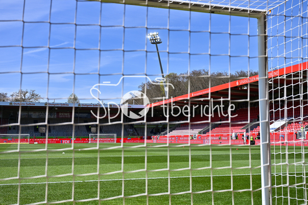 1. FC Heidenheim - FC Bayern München | Die Voith Arena vor dem Anpfiff der Bundesliga Partie zwischen dem 1. FC Heidenheim und dem FC Bayern Muenchen / Flutlicht / Anzeigetafel / Symbolbild / Bundesliga: 1. FC Heidenheim - FC Bayern Muenchen, Voith Arena am 19.04.2025