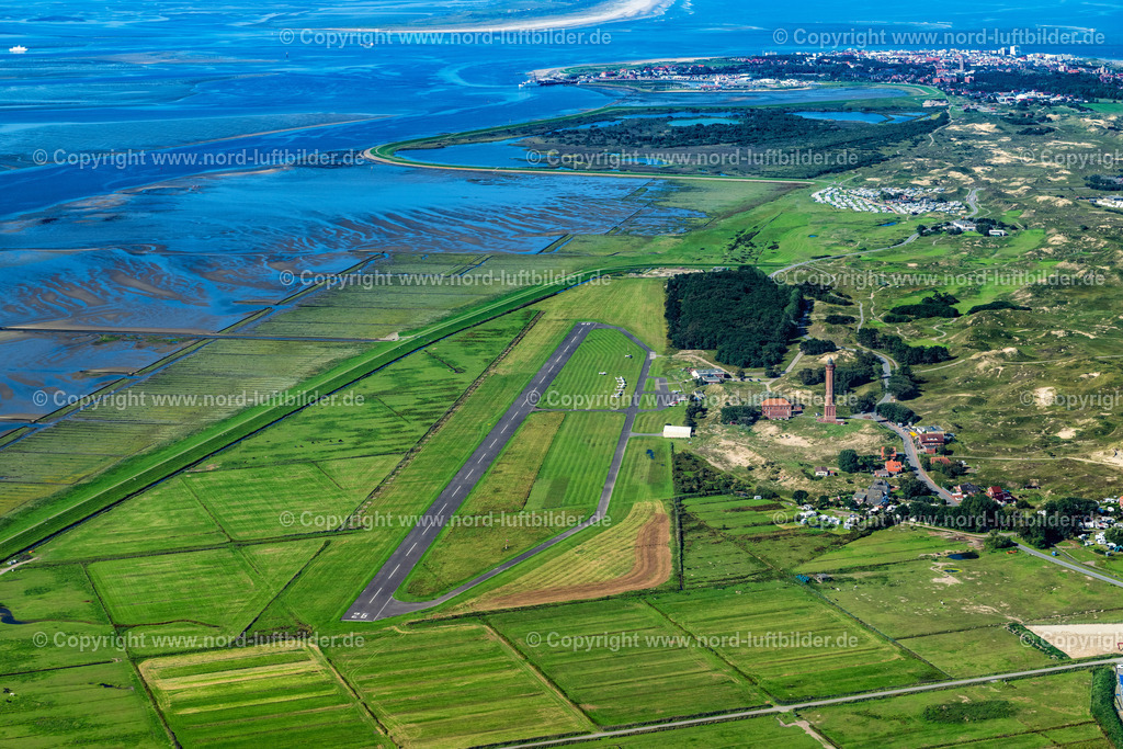 Norderney_Flugplatz_ELS_6865050923 | NORDERNEY 05.09.2023 Start- und Landebahn mit Rollfeldgelände vom Flugplatz  Norderney mit Dünenfläche auf der Insel Norderney im Bundesland Niedersachsen. // Runway with tarmac terrain of airfield with dune landscape on Norderney island in the state Lower Saxony. Foto: Martin Elsen
