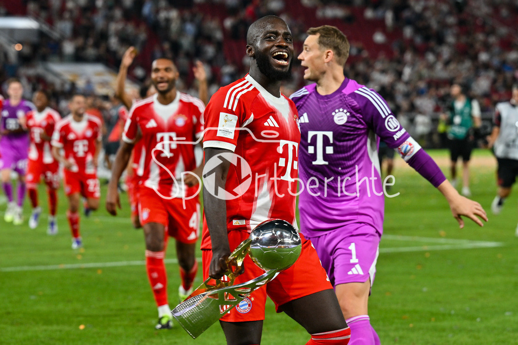 VfB Stuttgart - FC Bayern München | Die Spieler des FC Bayern jubeln nach dem Sieg mit den Fans / Jubelfoto / Siegerfoto / im Bild Joshua KIMMICH (FC Bayern Muenchen 6), Dayot UPAMECANO (FC Bayern Muenchen 2), Manuel NEUER (FC Bayern Muenchen 1) / Franz-Beckenbauer Supercup: VfB Stuttgart - FC Bayern München; MHP Arena am 16.08.2025