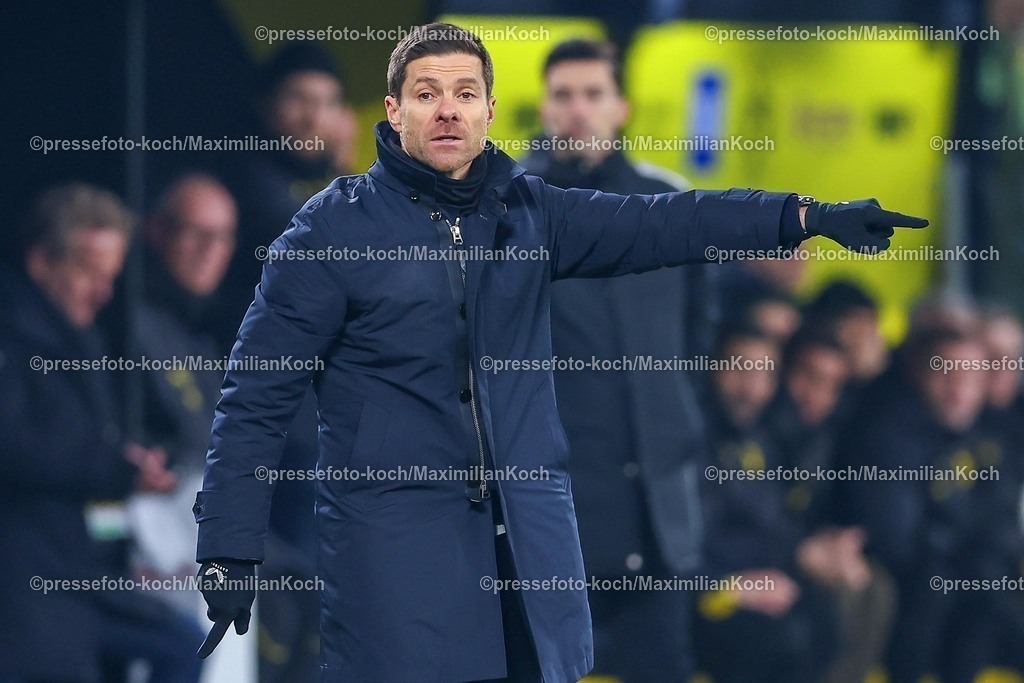 BVB10012501062 | 10.01.2025, Fußball, Borussia Dortmund - Bayer 04 Leverkusen, 1. Fußball Bundesliga, 16. Spieltag, Signal Iduna Park, Saison 2024 2025: Cheftrainer Xabi Alonso (Bayer 04 Leverkusen Trainer) gestikulierend am SpielfeldrandDFB regulations prohibit any use of photographs as image sequences and or quasi-video.