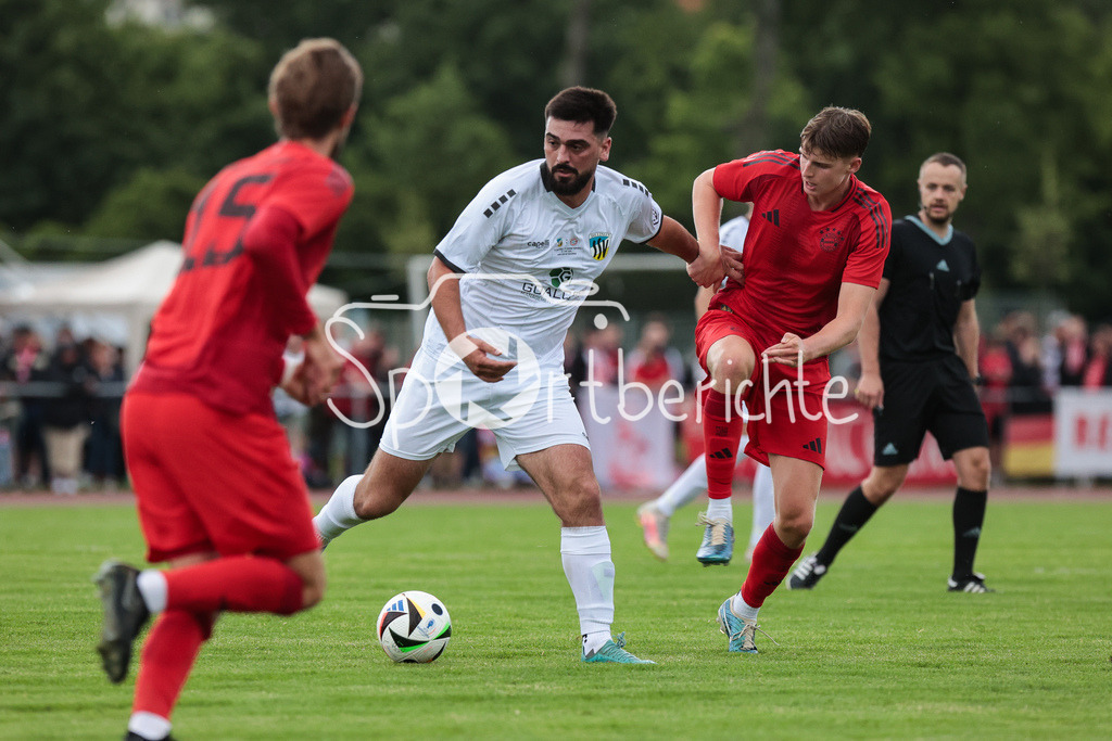 SSV Dillingen - FC Bayern Amateure | Im Duell Alban NURAJ (SSV #27) und Grayson DETTONI (FCB #4 / Zweikampf
