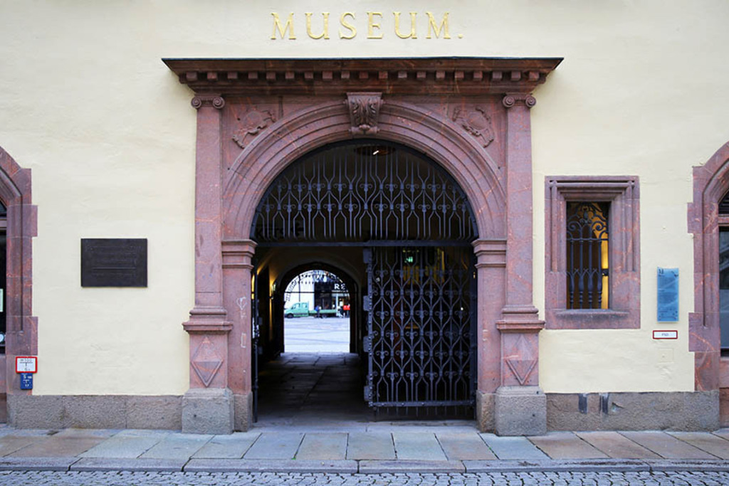 Bildlexikon Leipzig - Altes Rathaus - Portal am Naschmarkt | Das Team hinter BILDLEXIKON LEIPZIG bündelt historische wie aktuelle Informationen über die Stadt Leipzig in Text und Bild auf einer Plattform und stellt diese der interessierten Öffentlichkeit zur Verfügung.