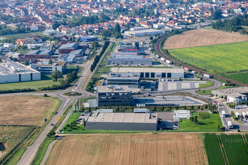 Luftbild: Industriegebiet Im Speyerer Tal mit Kardex Software GmbH und ITK Engineering GmbH in Rülzheim im Bundesland Rheinland-Pfalz in Deutschland. – Foto: IMG_117267.jpg vom 25.08.2019 durch Werner Riehm/FLY-FOTO.de – Auflösung des Originals: 5472 x 3648 px – Offizielle von Kardex | Kardex Remstar | Kardex Mlog – ITK Engineering - Ihr Partner für Digital Engineering