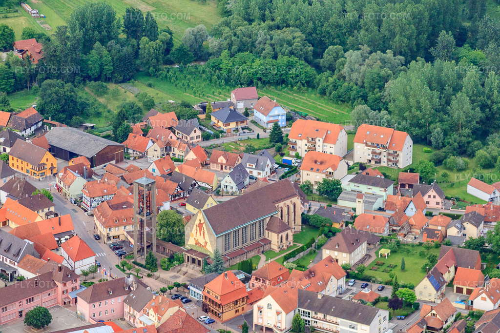 Aerial view: Town center with Église Saint-Étienne in Seltz in the state Bas-Rhin, France. – Photo: IMG_28775.jpg taken on 06/14/2010 by Werner Riehm/FLY-FOTO.com – Resolution of the original: 3895 x 2597 px – SELTZPAROISSE.FREE.FR/