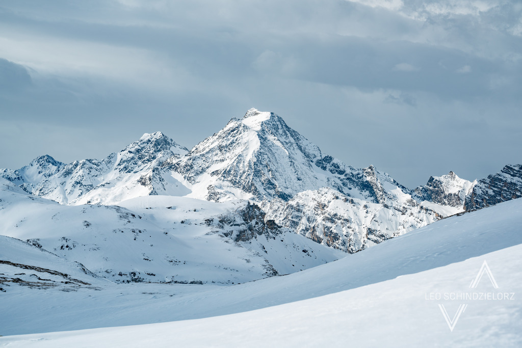 Fotografie_Leo_Schindzielorz_AT_Winter_Tirol_Obernbergertal_LeitnerBerg_20220218_A7R01411_org | Atmosphärische Landschaftsbilder & Drohnenaufnahmen aus dem Allgäu, Tirol, Südtirol & der Schweiz – ideal für Leinwanddrucke & zur stilvollen Raumgestaltung. - Realisiert mit Pictrs.com