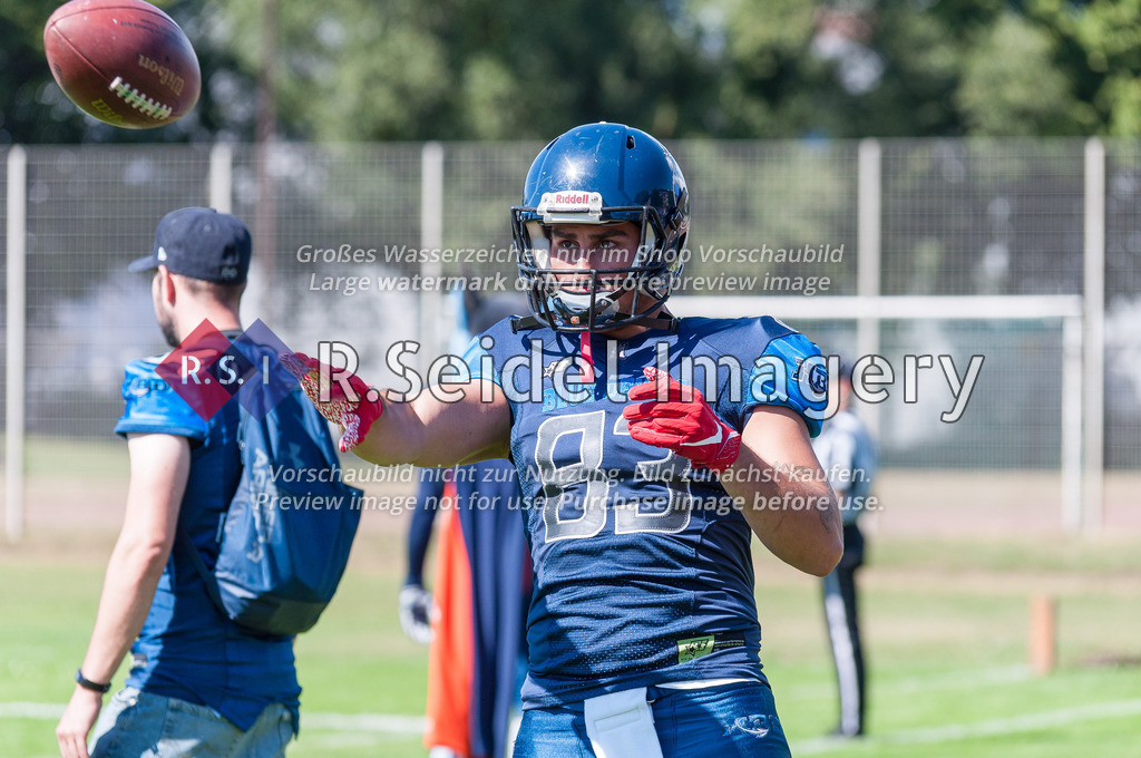 American Football, Saison 2022, Regionalliga Nord, Hamburg Blue Devils - Oldenburg Knights, Dr.-Hermann-Schnell-Sportplatz (Hamburg), 06.08.2022, 07. Gameweek | Felix Maack (#83, Blue Devils, WR) wirft sich an der Sideline warm.
