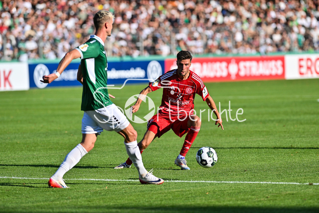 1. FC Schweinfurt 05 - Fortuna Düsseldorf | im Duell Thomas MEISSNER (Schweinfurt 8)  und Anouar El AZZOUZI (Fortuna 8) / Einzelfoto / Freisteller / DFB-Pokal: 1. FC Schweinfurt 05 - Fortuna Düsseldorf; Riedel-Bau Arena am 18.08.2025