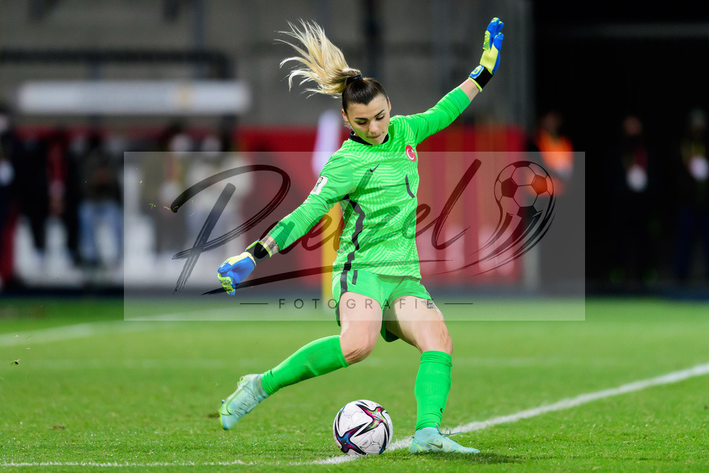GERTUR20211126_151 | Fussball, Frauen: Torwart Selda Akgoez (Turkey) in Aktion, am Ball, Einzelaktion bei dem Spiel der WM-Qualifikation zwischen Deutschland und Tuerkei im Eintracht-Stadion am 26.11.2021 in Braunschweig, Deutschland. - Realisiert mit Pictrs.com