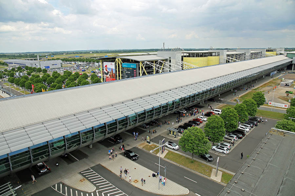 Foto: Leipzig - Flughafen Leipzig-Halle | Das Team hinter BILDLEXIKON LEIPZIG bündelt historische wie aktuelle Informationen über die Stadt Leipzig in Text und Bild auf einer Plattform und stellt diese der interessierten Öffentlichkeit zur Verfügung.