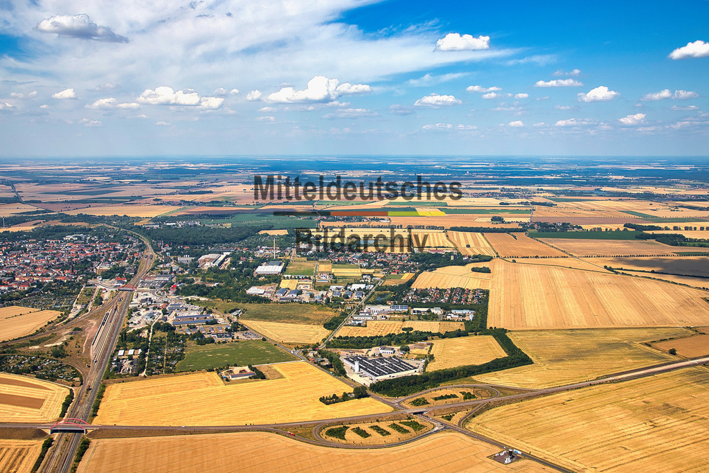 2_Köthen_2728 | Professionelle Luftaufnahme eines Industrie- oder Gewerbestandortes in Sachsen-Anhalt. Die Aufnahme entstand bei einem Fotoflug mit dem Tragschrauber oder der Drohne und dokumentiert Unternehmen, Gewerbeflächen und wirtschaftliche Infrastruktur aus der Vogelperspektive. Das Luftbild steht für redaktionelle und kommerzielle Nutzungen sowie als hochwertiger Wanddruck zur Verfügung. - Realisiert mit Pictrs.com