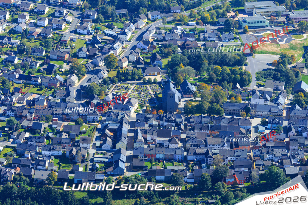 Die Luftaufnahme der Stadt Teuschnitz wurde vom UL-Flugzeug heraus erstellt ( keine Drohne )- hohe Auflösung für beste Qualität