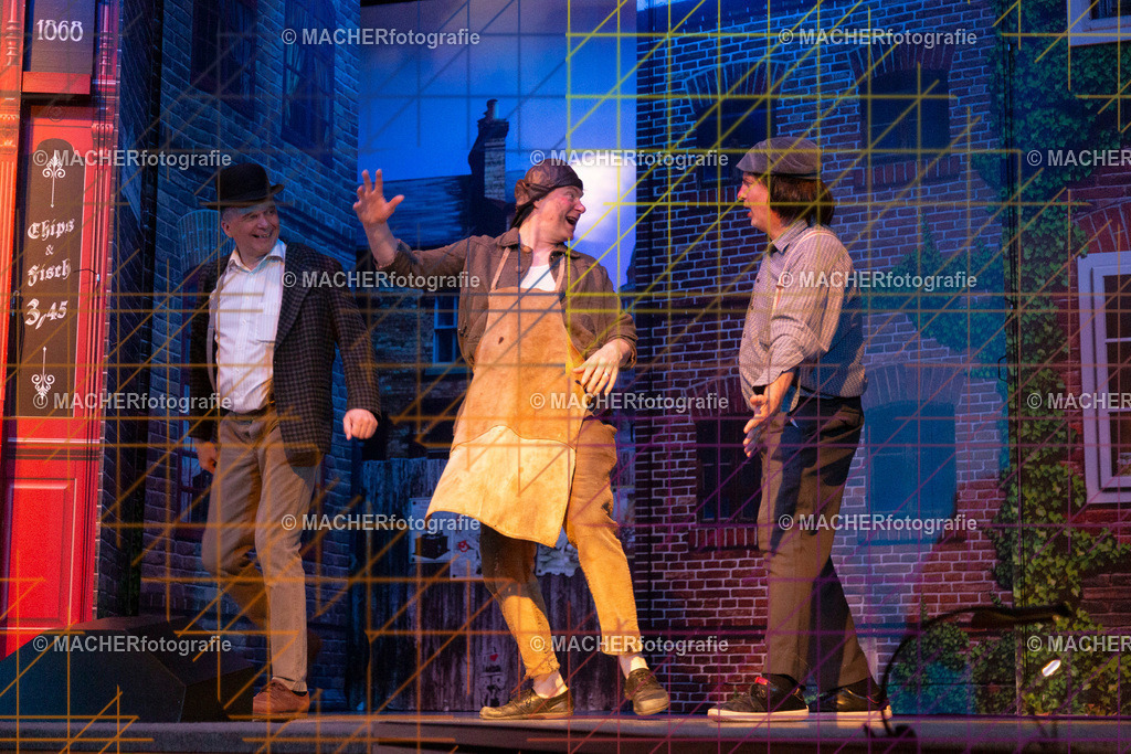 100_MFL-2025 | Portraitbilder von Regisseur; Darsteller; Techniker; Maske; Kostüme; Chor; Musiker; Bilderserie der Generalprobe und der Premierenvorstellung, Szenenbilder; Ausdrucksstudien; Bühnenüberblick; Bühnenkulissen; Pressefotos inkl. Redaktionsfoto Darstellergruppe.