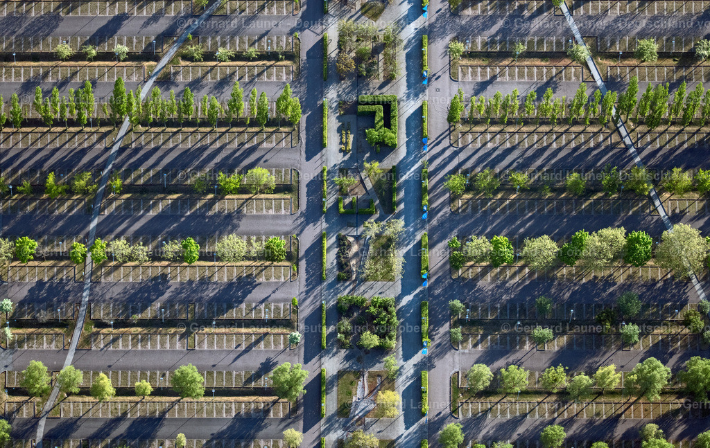4026171 | ERFURT 06.05.2020 Parkplatz und Abstellfläche für Automobile - PKW an den Messehallen im Ortsteil Hochheim in Erfurt im Bundesland Thüringen, Deutschland. // Parking and storage space for automobiles Ausstellungsgelaende and Messehallen of Messe in the district Hochheim in Erfurt in the state Thuringia, Germany. Foto: Gerhard Launer