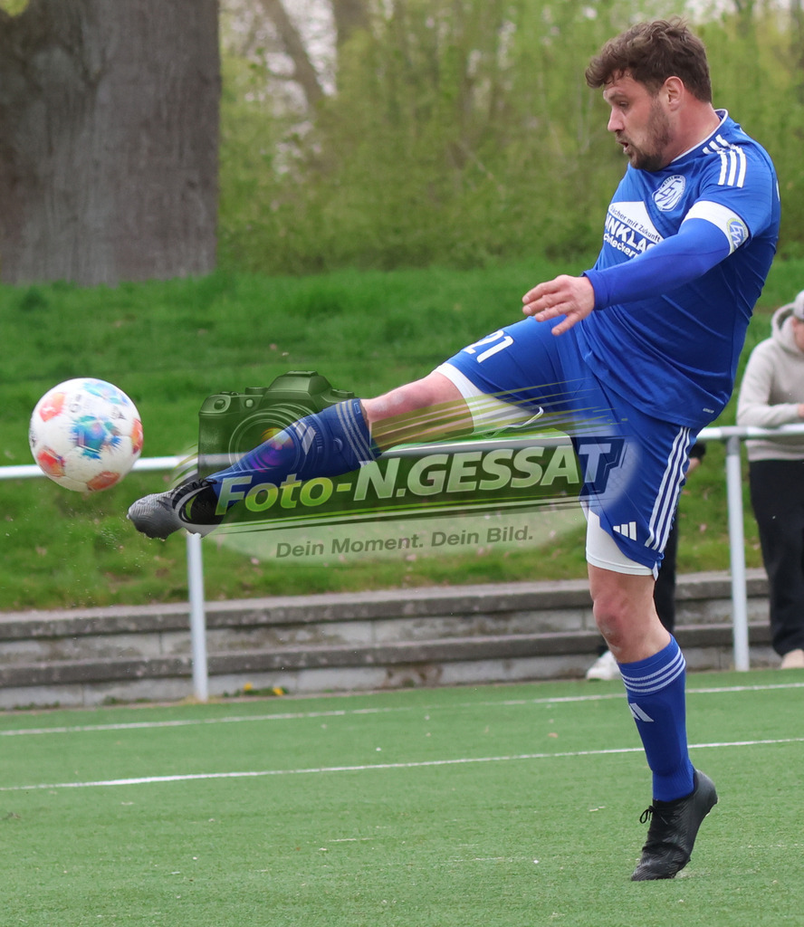 SV Enger-Westerenger - TSV Löhne | Auf dem Bild zu sehen: blau SV Enger-Westerenger: Steven Croppenstedt SV Enger-Westerenger, TSV Löhne, Saison 25/26, Kreisliga A, Enger, Deutschland - Realisiert mit Pictrs.com