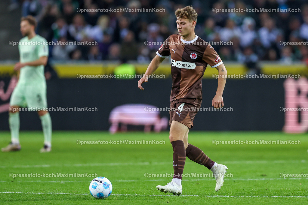 BMG24112401080 | 24.11.2024, Fußball, Borussia Mönchengladbach - FC St. Pauli, 1. Fußball Bundesliga, Borussia-Park, Saison 2024 2025: David Nemeth (St.Pauli #4)DFB regulations prohibit any use of photographs as image sequences and or quasi-video.