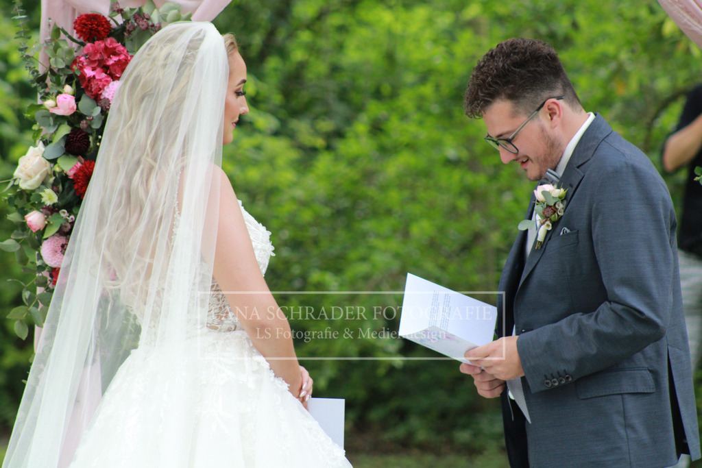 Hochzeit Sven _ Evi 08.07.22 Freie Trauung-16 | lanaschraderfotografie - Realisiert mit Pictrs.com