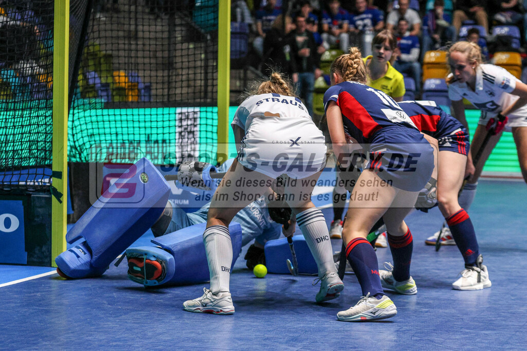 MJ_20230204-DHC-MHC-W-48 | Sara Strauss (Düsseldorfer HC #11) &amp; Lisa Schneider (Mannheimer HC #21), Düsseldorfer HC - Mannheimer HC am 4.2.2023 in der Ballsporthalle, Frankfurt am Main