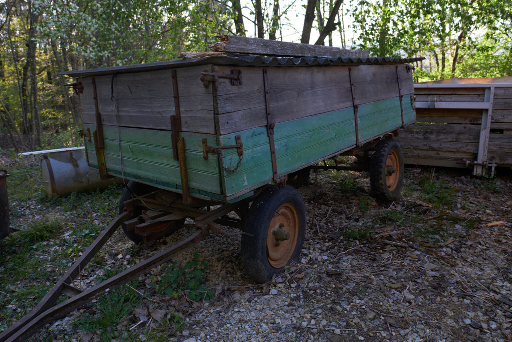 abgestellter alter Traktoranhänger | Burgenland, Austria - April 17, 2022: abgestellter alter Traktoranhänger. - Realisiert mit Pictrs.com