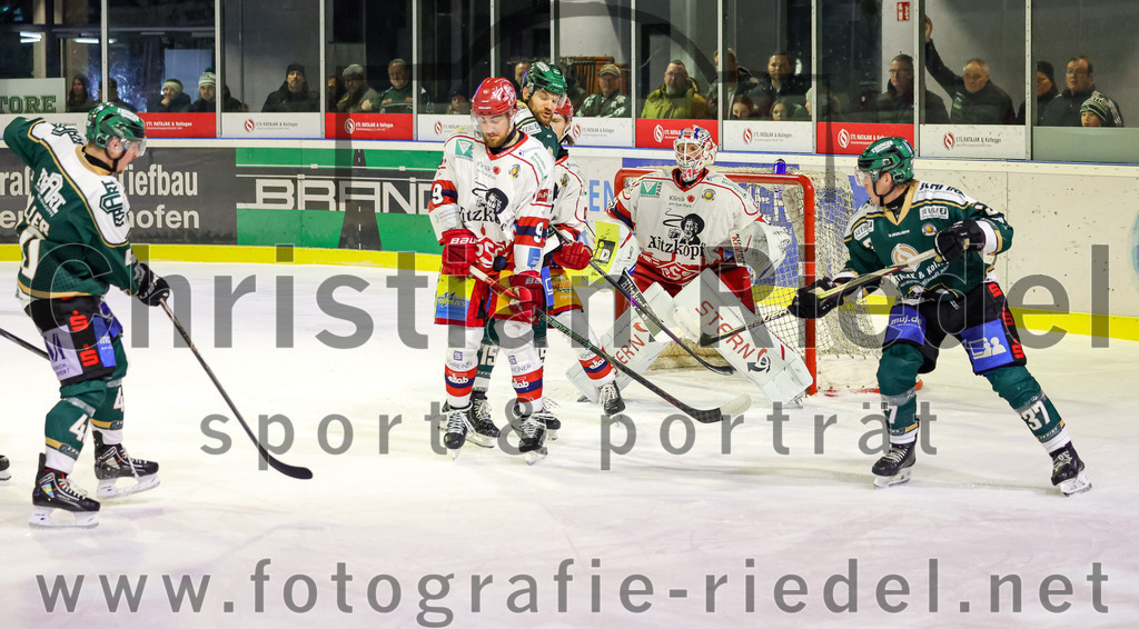 2026-02-20_142_TSV_Erding_gegen_Deggendorfer_SC | Erding, Deutschland, 20.02.2026:Eishockey, Oberliga Süd 2025 / 2026, 49. Spieltag, TSV Erding gegen Deggendorfer SC, Endergebnis: 4:1Dennis Miller (Erding Gladiators, #40), Brett Humberstone (Deggendorfer SC, #9), Torwart Timo Pielmeier (Deggendorfer SC, #51), Thomas Matheson (Erding Gladiators, #37)Foto: Christian Riedel / fotografie-riedel.net