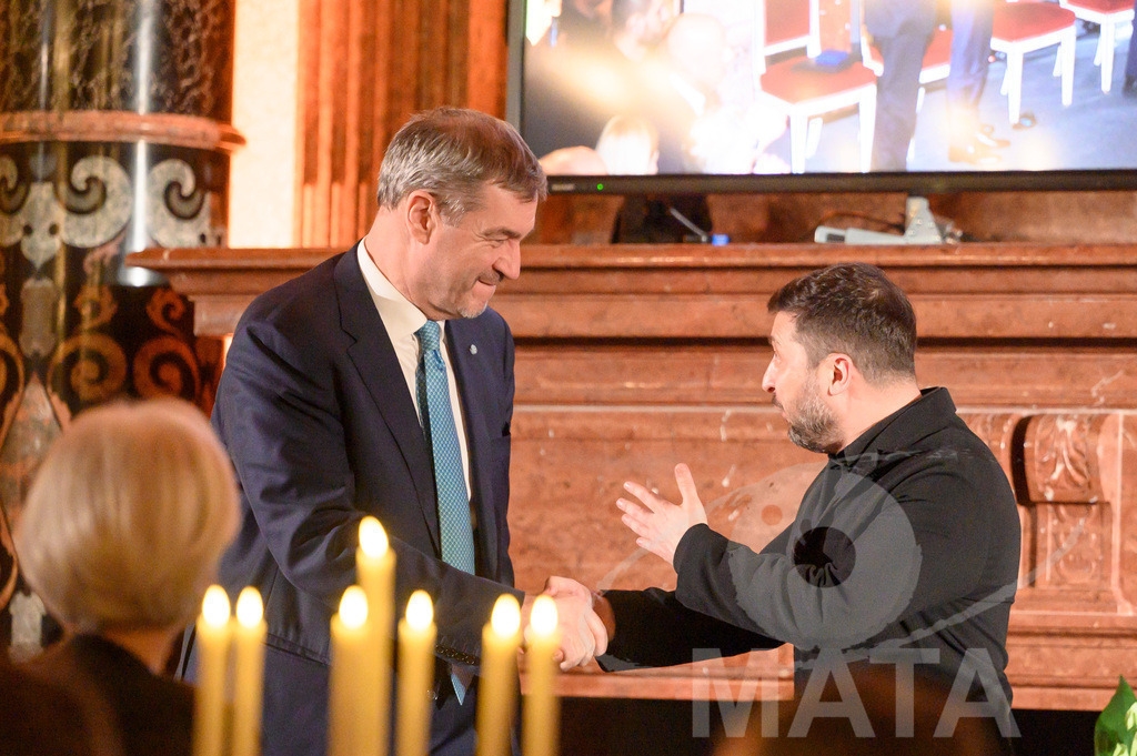 _DWI5547 | Politiker Wolodymyr Selenskyj, Präsident der Ukraine und Bayerns Ministerpräsident Markus Söder (CSU) in der Münchner Residenz bei der Verleihung des Ewald-von-Kleist-Preises. Der diesjährige Ewald-von-Kleist-Preis wird am Rande der Münchner Sicherheitskonferenz 2026 an das ukrainische Volk vergeben. München, 14.02.2026 Bayern Deutschland - Realisiert mit Pictrs.com