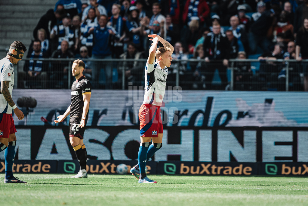 Fußball | Männer | Saison 2024/2025 | 2. Fußball-Bundesliga | 31. Spieltag | Hamburger SV vs. Karlsruher SC | 27.04.2025 | Adam Karabec (#17, HSV) heizt die Fans ein nach dem Elfmeterpfiff