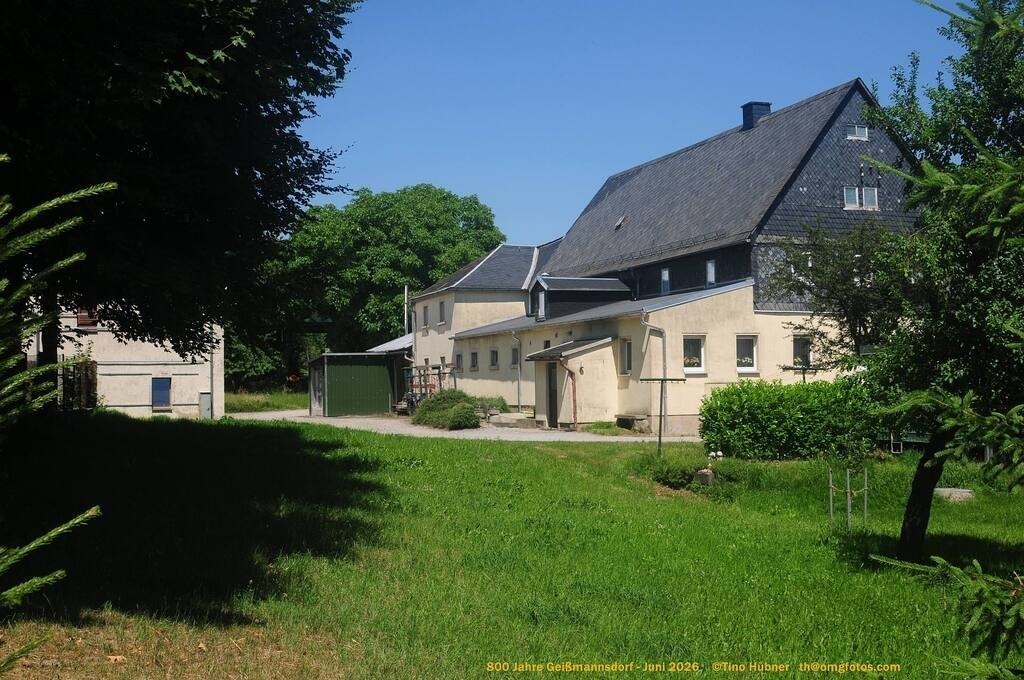 Geißmannsdorf-2026-Ortsbilder-414 | Geißmannsdorf bei Bischofswerda im Sommer 2026. Ein fotografischer Streifzug durch das Dorf Geißmannsdorf, mit Gebäuden, Straßen, Strohpuppen und geschmückten Vorgärten und Grundstücken anlässlich der 800-Jahr-Feier von Geißmannsdorf im Juni 2026 - Realisiert mit Pictrs.com