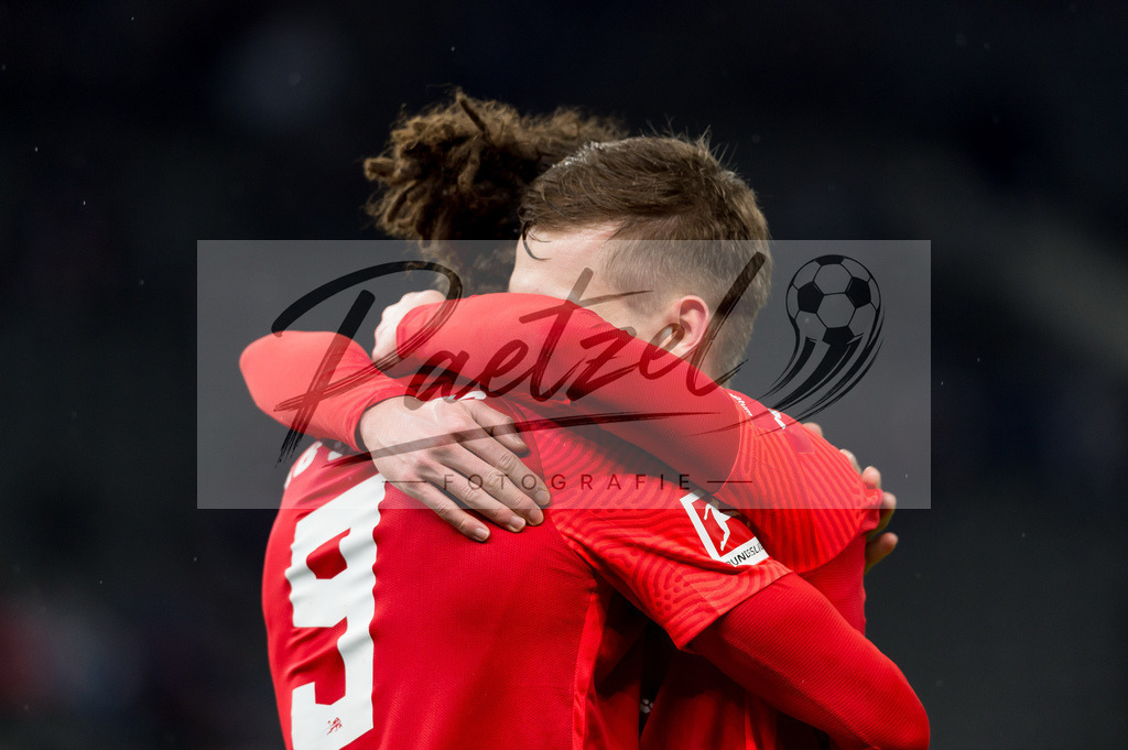 BSCRBL20220220_096 | Fussball, Herren: Yussuf Poulsen (RB Leipzig) Torjubel, jubelt mit seiner Mannschaft nach dem Treffer zum 1:6 bei dem Spiel der 1. Bundesliga zwischen Hertha BSC und RB Leipzig im Olypiastadion am 20.02.2022 in Berlin, Deutschland.DFB / DFL REGULATIONS PROHIBIT ANY USE OF PHOTOGRAPHS AS IMAGE SEQUENCES AND/OR QUASI-VIDEO. - Realisiert mit Pictrs.com
