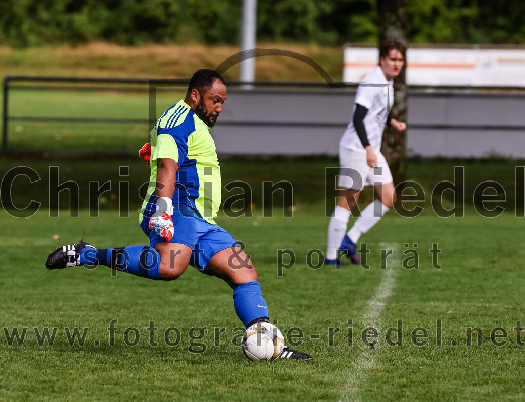 2023-08-27_032_TSV_Egmating_II_gegen_SG_Grasbrunn-Haar_II | Egmating, Deutschland, 27.08.2023:
Fußball, B-Klasse 2023 / 2024, 2. Spieltag, TSV Egmating II gegen (SG) Grasbrunn / Haar II, Endergebnis: 1:2

Torwart Tobias Hahn ((SG) Grasbrunn / Haar II, #1)

Foto: Christian Riedel / fotografie-riedel.net