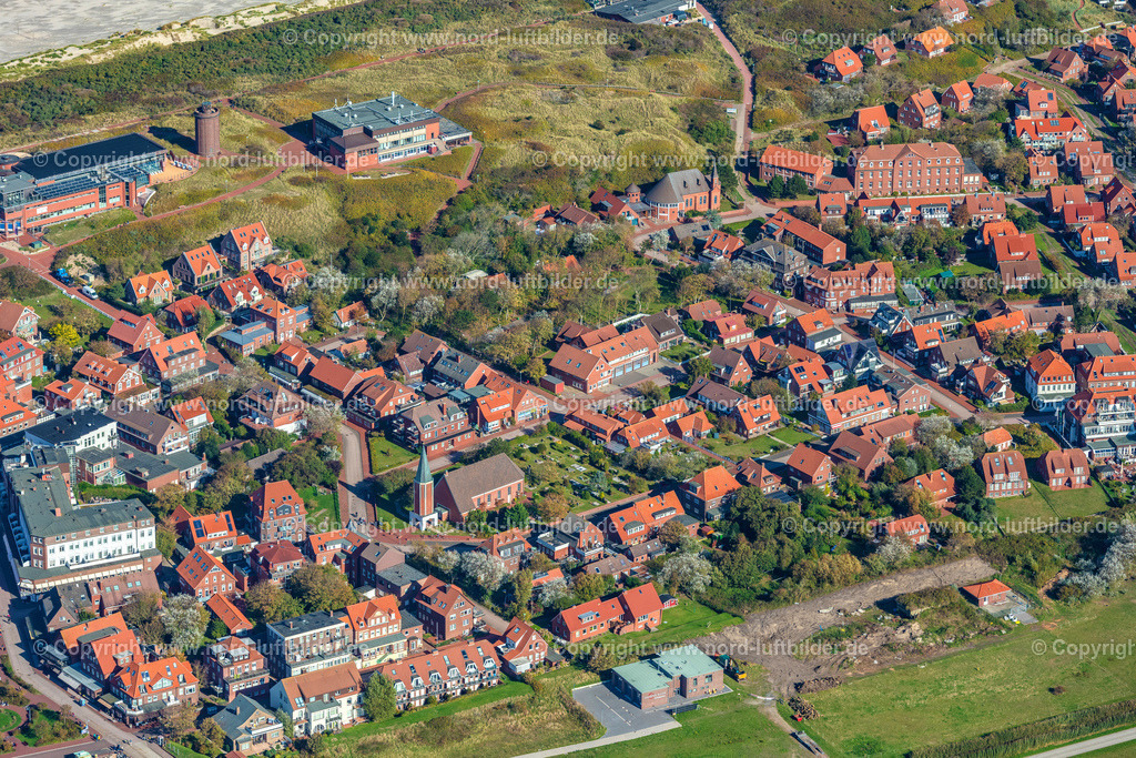 Juist_Ortsansicht_ELS_5733091022 | JUIST 09.10.2022 Ortsansicht der Straßen und Häuser der Wohngebiete in Juist im Bundesland Niedersachsen, Deutschland. // Town View of the streets and houses of the residential areas in Juist in the state Lower Saxony, Germany. Foto: Martin Elsen