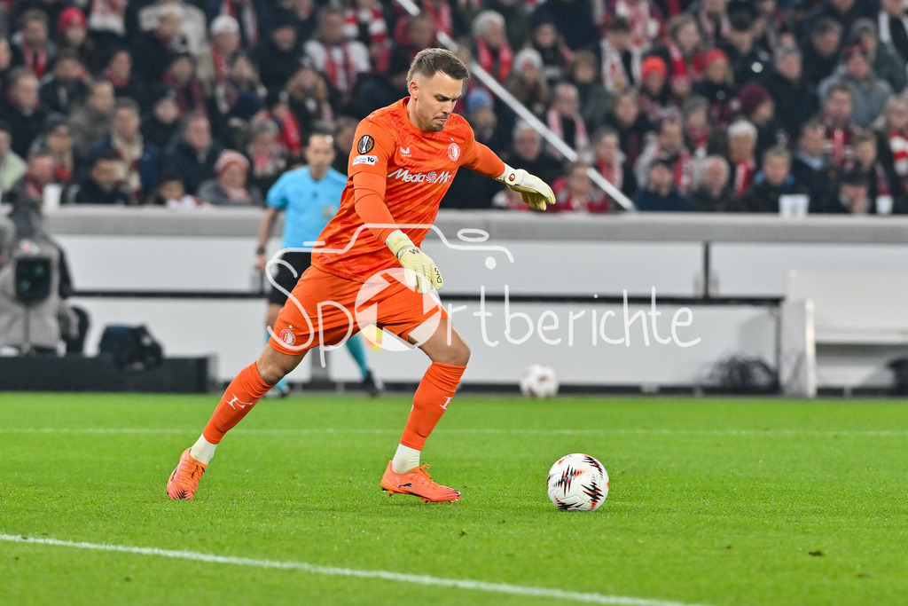 VfB Stuttgart - Feyenoord Rotterdam | STUTTGART, DEUTSCHLAND - 6. NOVEMBER: am Bal Timon WELLENREUTHER (Feyenoord Rotterdam 22) / Einzelfoto / Freisteller beim Ligaspiel zwischen dem VfB Stuttgart und Feyenoord Rotterdam am 4. Spieltag der Europa League in der MHP-Arena am 06.11.2025