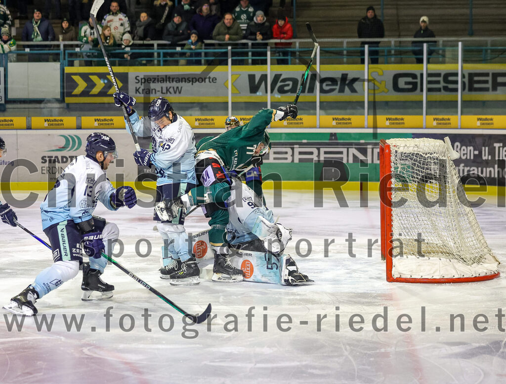 2026-01-06_009_TSV_Erding_gegen_EV_Lindau_Islanders | Erding, Deutschland, 06.01.2026:Eishockey, Oberliga Süd 2025 / 2026, 35. Spieltag, TSV Erding gegen EV Lindau Islanders, Endergebnis: 2:5Marcus Marsall (EV Lindau Islanders, #42), Philipp Michl (Erding Gladiators, #77), Torwart Daniel Filimonov (EV Lindau Islanders, #96)Foto: Christian Riedel / fotografie-riedel.net
