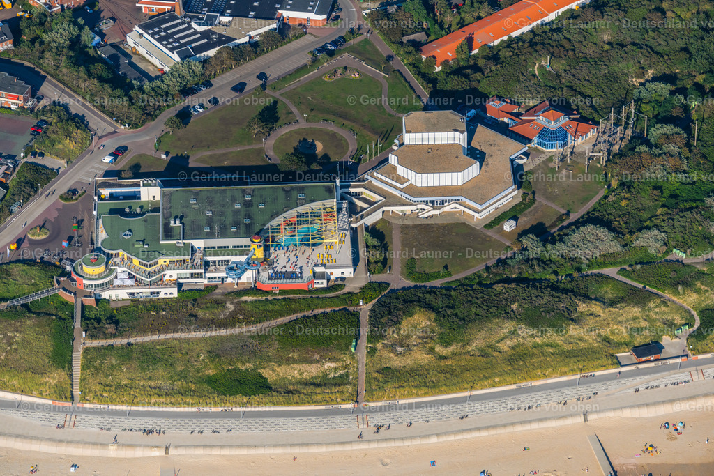 4038400 | BORKUM 07.08.2020 Gebäude der Veranstaltungshalle auf der Kulturinsel an der Goethestraße in Borkum im Bundesland Niedersachsen, Deutschland. Weiterführende Informationen bei: Nordseeheilbad Borkum GmbH. // Building of the indoor arena on Goethestrasse in Borkum in the state Lower Saxony, Germany. Further information at: Nordseeheilbad Borkum GmbH. Foto: Gerhard Launer