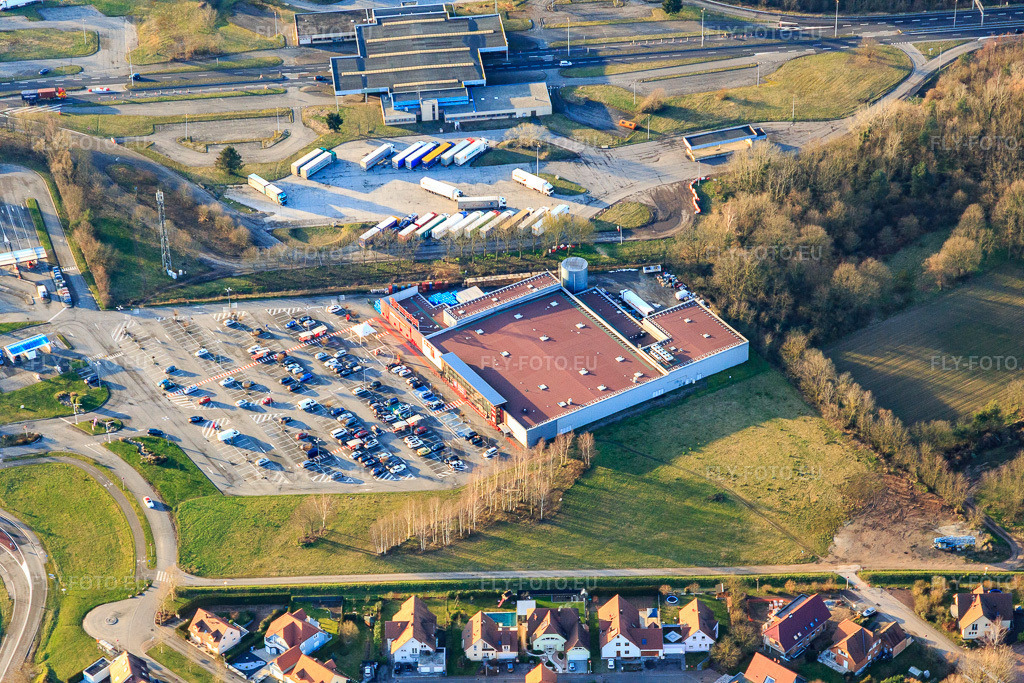 Vue aérienne: Supermarché Carrefour Scheibenhard à Scheibenhard dans le département Bas Rhin, France.Photo: IMG_104825.jpg prise le 16/02/2018 par Werner Riehm/FLY-FOTO.euRésolution de l'original: 5472 x 3648 pxWWW.CARREFOUR.FR