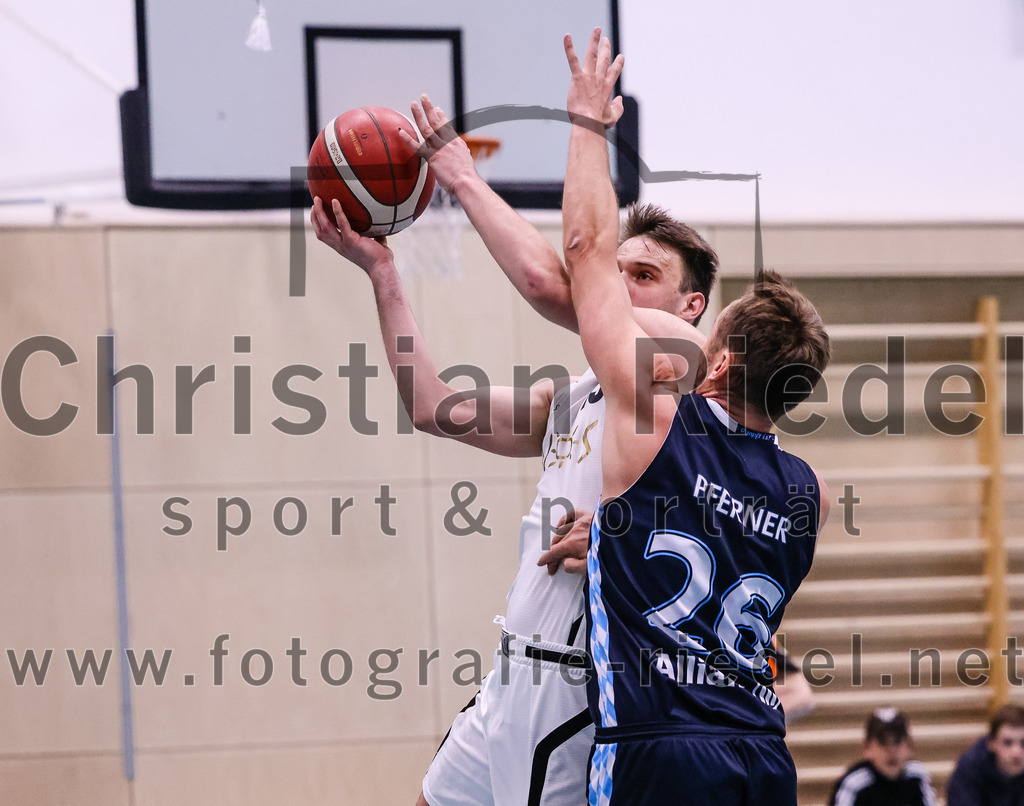 2022-04-03_078_TSV_Vaterstetten_gegen_SV_Weissblau-Allianz_Muenchen | Vaterstetten, Deutschland, 03.04.2022:
Basketball, Bezirksoberliga Herren 2021 / 2022, 14. Spieltag, TSV Vaterstetten gegen SV Weißblau-Allianz München, Endergebnis: 86:54

Konstantin Huber (TSV Vaterstetten, #13), Rene Pferner (SV Weißblau-Allianz München, #26)

Foto: Christian Riedel / fotografie-riedel.net