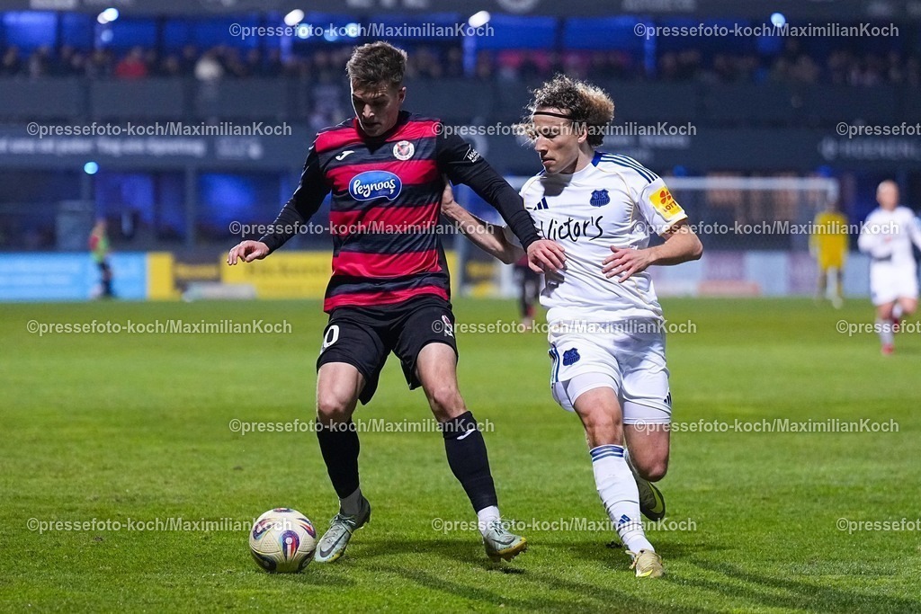 xYDRx23012601087 | 23.01.2026, xydrx, Fußball, 3.Liga, FC Viktoria Köln - 1.FC Saarbrücken, Saison 2025 2026, Sportpark Höhenberg: David Otto (FC Viktoria Köln #10) im Zweikampf gegen Tim Civeja (1.FC Saarbrücken #23)    DFB regulations prohibit any use of photographs as image sequences and or quasi-video. Photo: xYannisxDreimannxPressefotoKochx