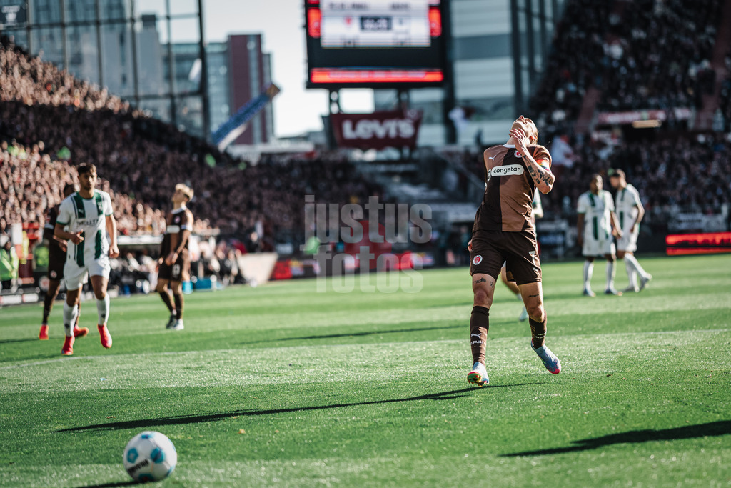 Fußball | Männer | Saison 2024/2025  | Fußball-Bundesliga | 28. Spieltag | FC St. Pauli vs. Borussia Mönchengladbach | 06.04.2025 | Jackson Irvine (#7, FC St. Pauli) ärgert sich
