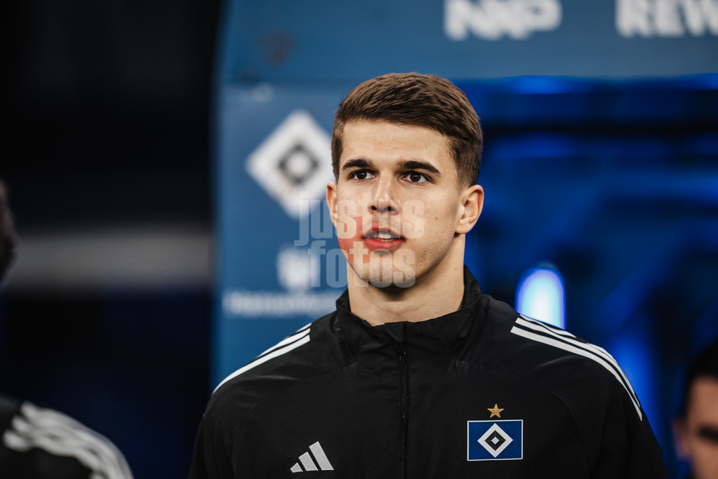 Fußball | Männer | Saison 2025/2026 | 1. Fußball-Bundesliga | 17. Spieltag | Hamburger SV vs. Bayer 04 Leverkusen | 04.03.2026 | Luka Vuskovic (#44, HSV) beim Einlauf ins Stadion