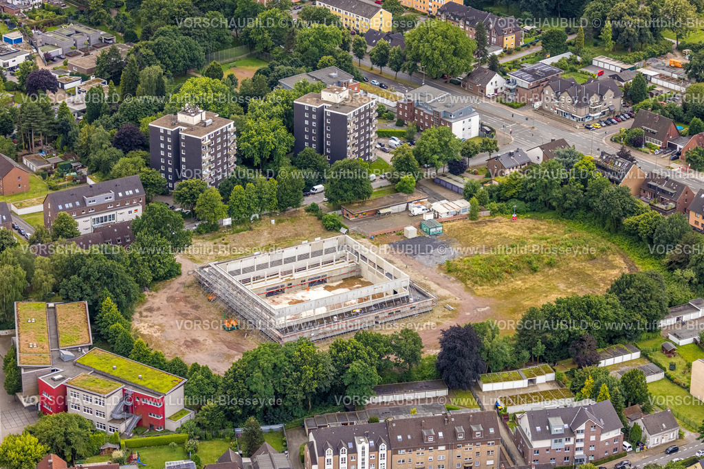 Bottrop240701251 | Luftbild, Baustelle mit Neubau Sporthalle an der Neustraße Ecke Westring auf dem ehemaligen Sportplatz, Wohnsiedlung  und Hochäuser, Süd-West, Bottrop, Ruhrgebiet, Nordrhein-Westfalen, Deutschland