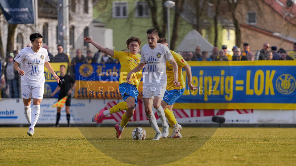 Fußball, Herren, Saison 2025/2026, Regionalliga Nordost, 24. Spieltag, FSV 63 Luckenwalde vs. 1.FC Lokomotive Leipzig, Samstag 28.02.2026, Werner-Seelenbinder-Stadion Luckenwalde, | Fußball, Herren, Saison 2025/2026, Regionalliga Nordost, 24. Spieltag, FSV 63 Luckenwalde vs. 1.FC Lokomotive Leipzig, Samstag 28.02.2026, Werner-Seelenbinder-Stadion Luckenwalde, Im Bild: Tim Schleinitz (l. Luckenwalde) und Alexander Siebeck (r. Leipzig) - Realisiert mit Pictrs.com
