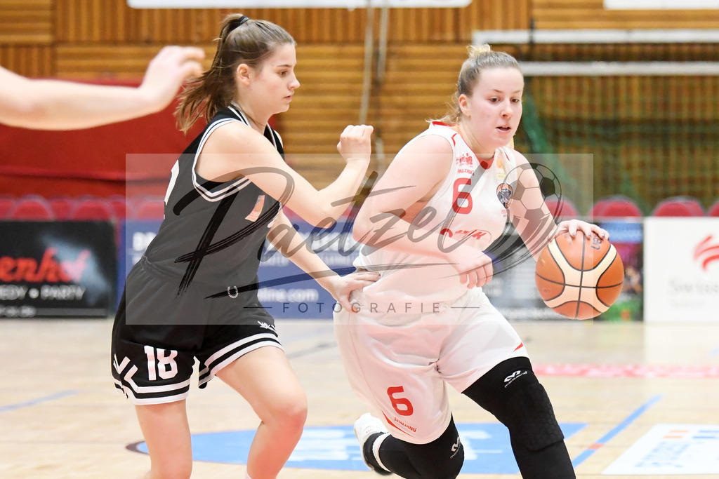 20200126_OSCTGN_0029 | Basketball, Juniorinnen: Larissa Kuhlmann (TG Neuss Junior Tigers und Tessa Strompen (OSC Junior Panthers) im Zweikampf beim Spiel der WNBL zwischen OSC Junior Panthers vs. TG Neuss Junior Tigers am 26.01.2020 im Panthers Dome in Osnabrück, Deutschland.(Foto von Nico Paetzel) - Realisiert mit Pictrs.com