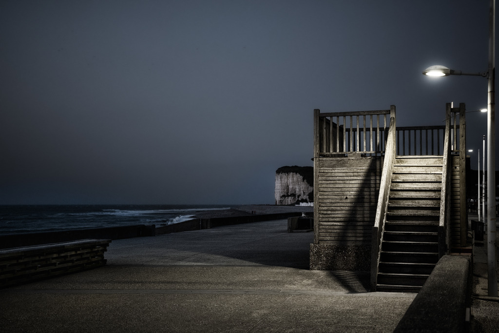 seaview | Nachtaufnahme einer Aussichtsplattform an der Strandpromenade in Veulettes-sur-mer in der Normandie.
-----------------------------------------------------------------
Night shot of a viewing platform on the seafront in Veulettes-sur-Mer in Normandy.
-----------------------------------------------------------------
Dieser Druck ist in einer limitierten Auflage von  Exemplaren erhältlich. 
This print is available in a limited edition of  copies. 
http://art.hess.photography/ - Realisiert mit Pictrs.com