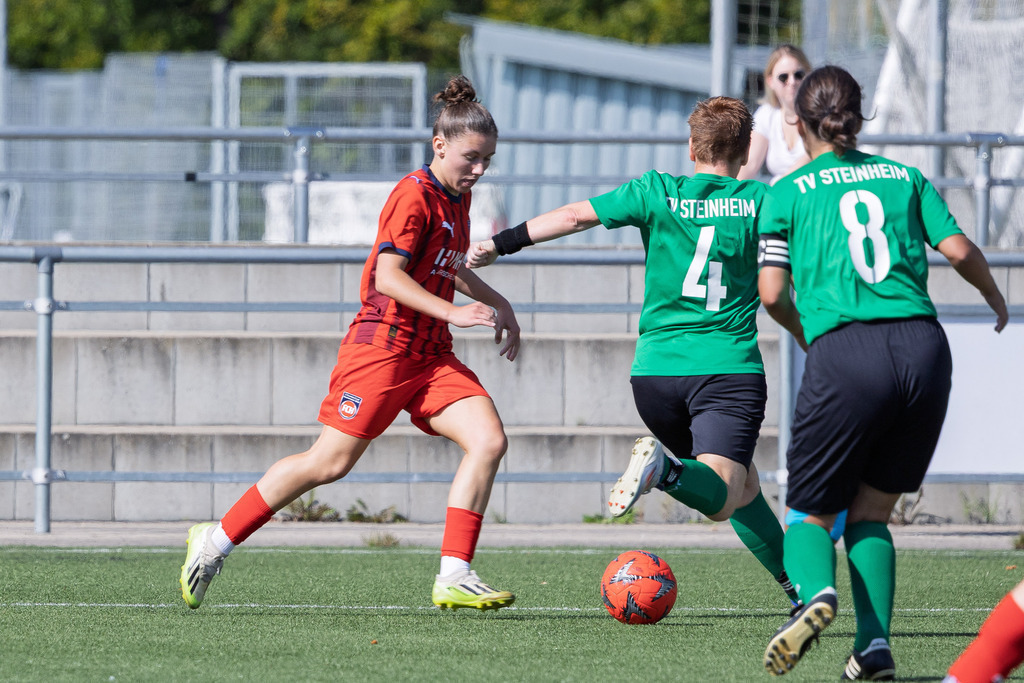FCHSTE_250921_3490 | 1.FC Heidenheim 1846 II vs. TV Steinheim, Fußball, Frauen, Bezirksliga, 2025/2026, 2.Spieltag, 21.09.2025 in Heidenheim, Kunstrasen b. Voith-Arena West(Foto: Michael Bulling) - Realisiert mit Pictrs.com