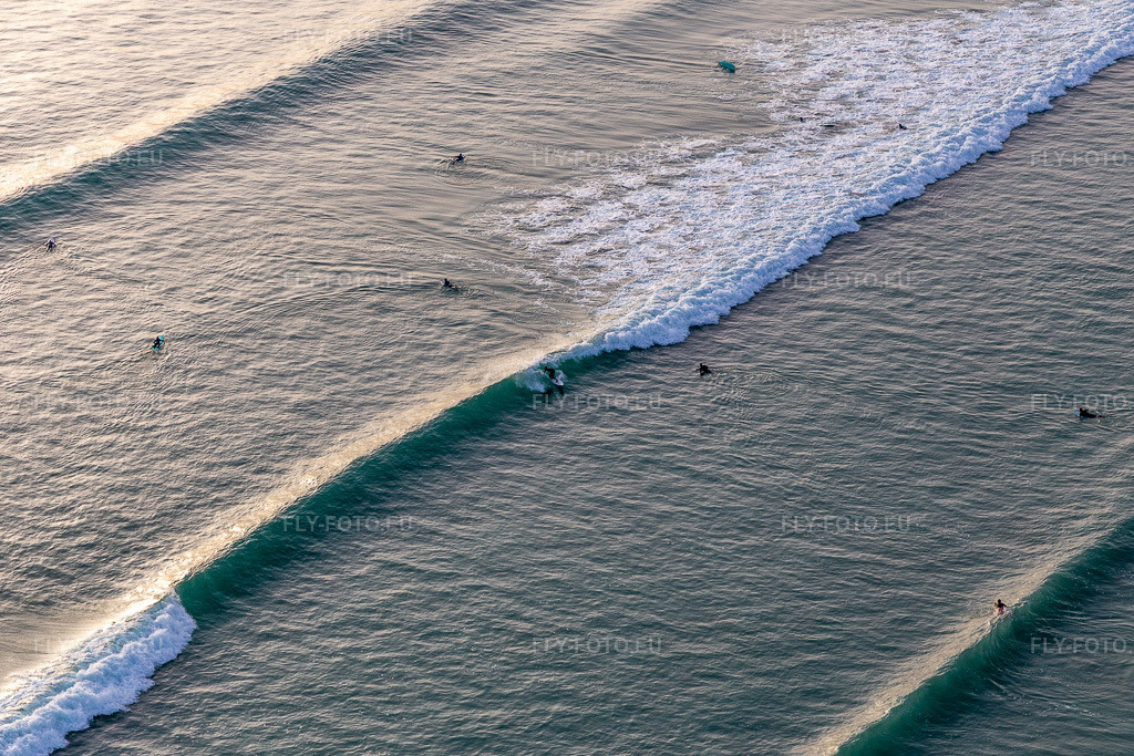 Vue aérienne: Wave surfeurs devant la Plage de Tronoën à Saint-Jean-Trolimon dans le département Finistère, France. Photo: IMG_132555.jpg prise le 17/06/2022 par Werner Riehm/FLY-FOTO.eu – Résolution de l'original: 5472 x 3648 px