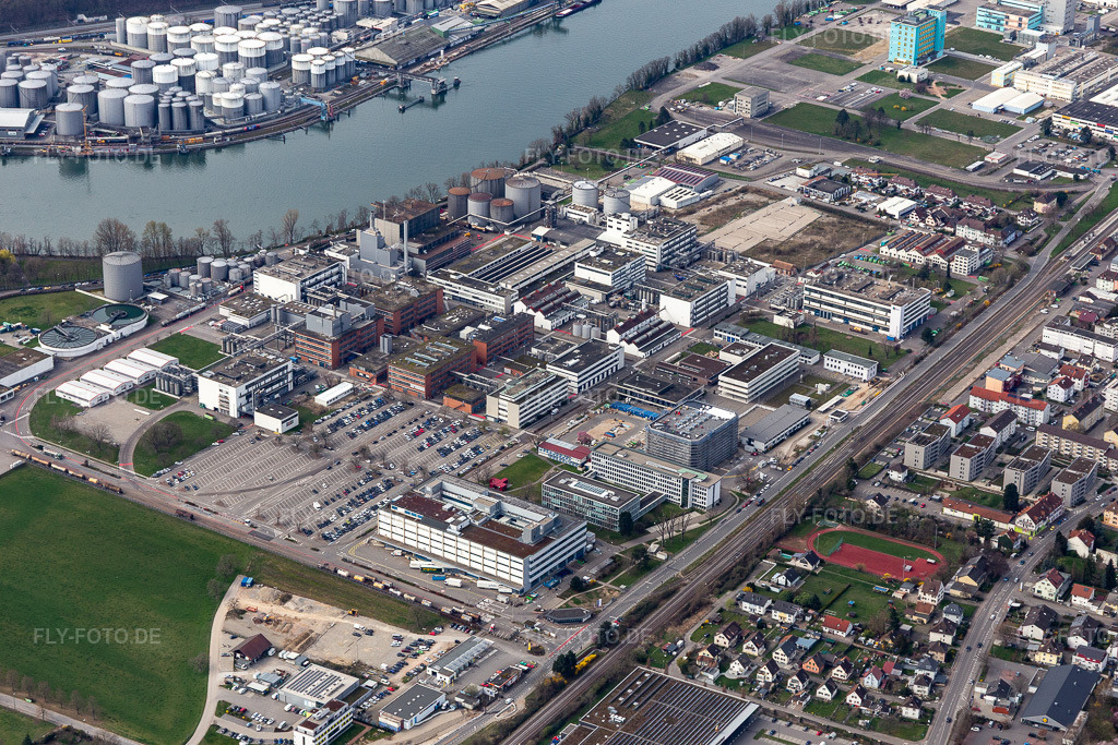 Luftbild: Firmengelände der Roche Pharma mit Hallen, Firmengebäuden und Produktionsstätten im Ortsteil Grenzach in Grenzach-Wyhlen im Bundesland Baden-Württemberg in Deutschland. Foto: IMG_120226.jpg vom 17.03.2020 durch Werner Riehm/FLY-FOTO.de